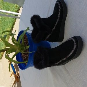 AQUA COLLAGE black boots. Size 5.5 to 6. Fur lined. NWOT